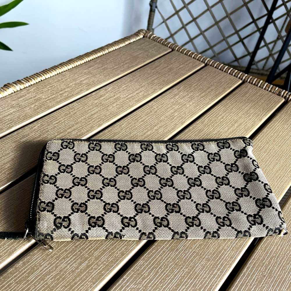 ***SOLD **** Gucci Men’s cash pouch/ toiletries